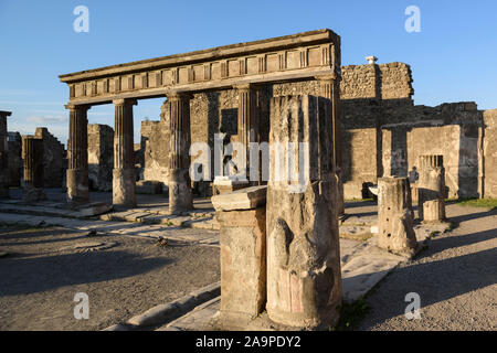 Pompei. L'Italia. Sito archeologico di Pompei. Tempio di Apollo / Tempio di Apollo, replica in bronzo della statua di Apollo Saettante (Archer) le riprese Foto Stock