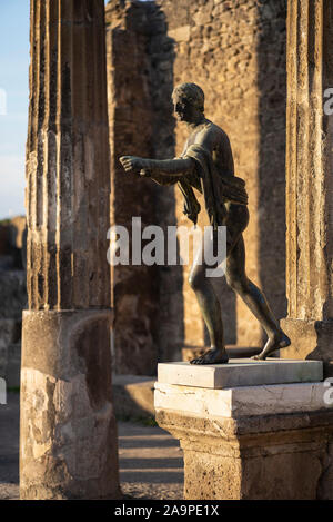 Pompei. L'Italia. Sito archeologico di Pompei. Tempio di Apollo / Tempio di Apollo, replica in bronzo della statua di Apollo Saettante (Archer) le riprese Foto Stock