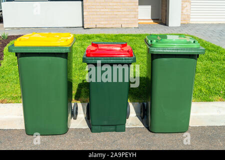 Australian impennarsi in contenitori con coperchi colorati per organici generale dei rifiuti e il riciclaggio dei prodotti forniti dal consiglio comunale locale Foto Stock