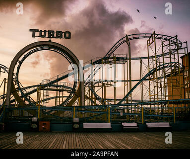 Turbo ride su il Palace Pier Brighton al crepuscolo Foto Stock