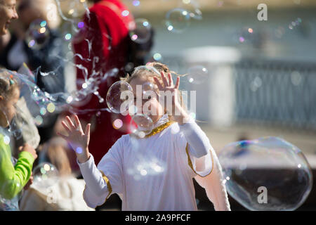 La Bielorussia, la città di Gomil, 14 settembre 2019. Vacanze in città. Bambini gioiosi nella strada di cattura bolle di sapone. Foto Stock