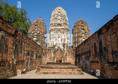 Giornata di sole sulle rovine della viharn dell antico tempio buddista Wat Si Sawai. Sukhothai Historical Park, Thailandia Foto Stock