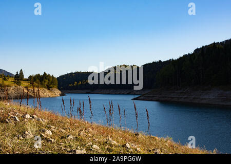 Ripide scogliere di Tara Montagna, Lago Zaovine, acqua pulita e aria di montagna. Profondo colore blu del lago. Foto Stock