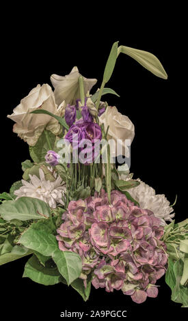 Pastello giglio vintage e bud,lisianthus,rosa,hortensia,crisantemo bouquet macro su sfondo nero Foto Stock