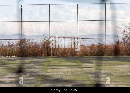 A Pristina, in Kosovo. 17 Nov, 2019. Una vista generale di un locale di calcio a Pristina prima di UEFA EURO 2020 qualifica del Gruppo una corrispondenza tra il Kosovo e l'Inghilterra a Fadil Vokrri Stadium il 17 novembre 2019 a Pristina, in Kosovo. (Foto di Daniel Chesterton/phcimages.com) Credit: Immagini di PHC/Alamy Live News Foto Stock