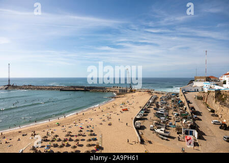 Ericeira, nei pressi di Lisbona, Portogallo. La pesca il porto e la spiaggia Foto Stock