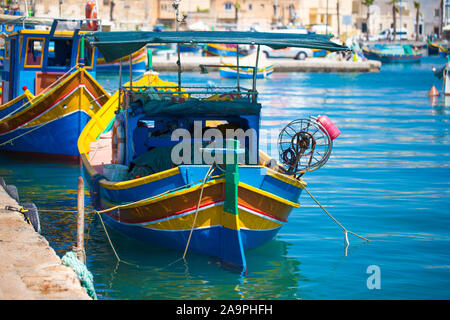 Colorate barche di pescatori di Marsaxlokk, Malta Foto Stock