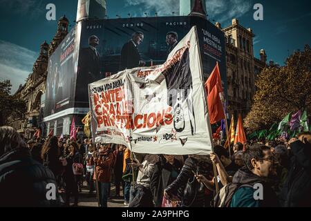 Barcellona, Spagna. 17 Nov, 2019. I manifestanti gridare slogan durante una manifestazione contro il 'Llei Aragones' (LEGGE Aragones), chiamato dopo il catalano vicepresidente e ministro economico Pere Aragones, che potrebbe aprire le porte alle privatizzazioni nella pubblica istruzione, sanità e settore di servizio. Credito: Matthias Oesterle/Alamy Live News Foto Stock