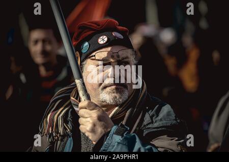 Barcellona, Spagna. 17 Nov, 2019. I manifestanti gridare slogan durante una manifestazione contro il 'Llei Aragones' (LEGGE Aragones), chiamato dopo il catalano vicepresidente e ministro economico Pere Aragones, che potrebbe aprire le porte alle privatizzazioni nella pubblica istruzione, sanità e settore di servizio. Credito: Matthias Oesterle/Alamy Live News Foto Stock