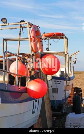 Gavitelli rossi appeso al lato di una fascia costiera di barca da pesca in North Norfolk a Cley-next-il-Mare, Norfolk, Inghilterra, Regno Unito, Europa. Foto Stock
