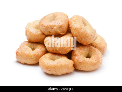 Un mucchio di taralli pretzel su sfondo bianco Foto Stock