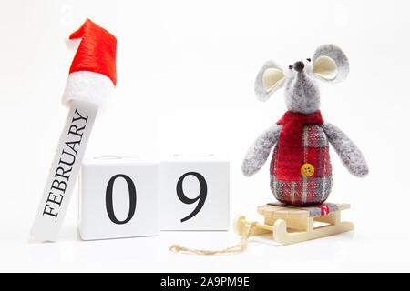 Calendario di legno con il numero 9 febbraio. Felice Anno Nuovo! Simbolo del nuovo anno 2020 - bianco o metallo (argento) ratto. Decorazioni di Natale. Foto Stock