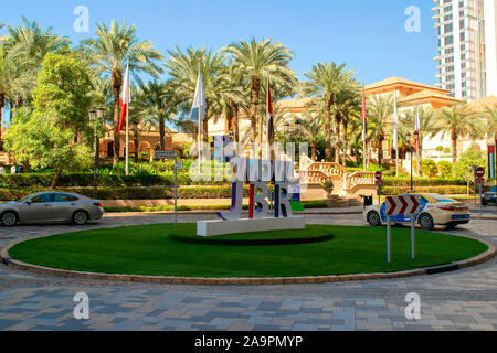 Dubai / Emirati Arabi Uniti - 11 Novembre 2019: WOW JBR word. Vista del Jumeirah Beach Residence di lusso distretto turistico con grande scritta "JBR". Foto Stock