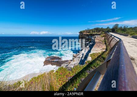 Vista spettacolare dell'oceano cliff nel Parco di Gap su suny giorno, Watsons, Sydney Foto Stock