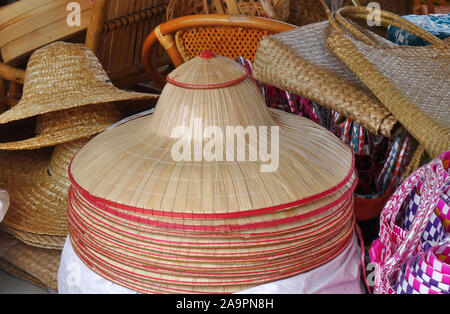 Cappelli artigianali di bambù sono in vendita su un mercato all'aperto Foto Stock