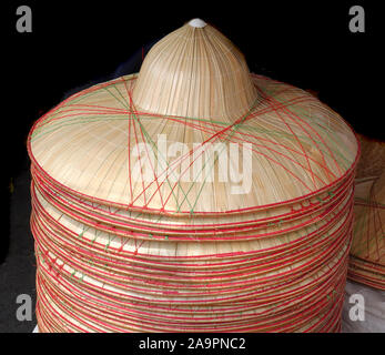 Cappelli artigianali di bambù sono in vendita su un mercato all'aperto Foto Stock