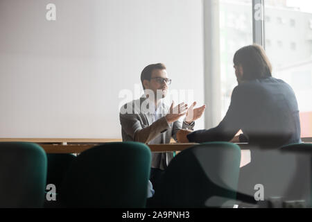 Grave hr manager in ascolto al lavoro tecnico richiedente self presentazione. Foto Stock