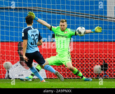 BayArena Leverkusen Germania, 2.11.2019, calcio: Bundesliga tedesca stagione 2019/20, giornata 10, Bayer 04 Leverkusen (B04) vs Borussia Monchengladbach (MGL) 1:2: Florian Neuhaus (MGL) , Lukas Hradecky (B04) DFL REGOLAMENTI VIETANO QUALSIASI USO DI FOTOGRAFIE come sequenze di immagini e/o quasi-VIDEO Foto Stock