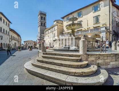 Fontana a piazza del Popolo, Assisi, Umbria, Italia Foto Stock