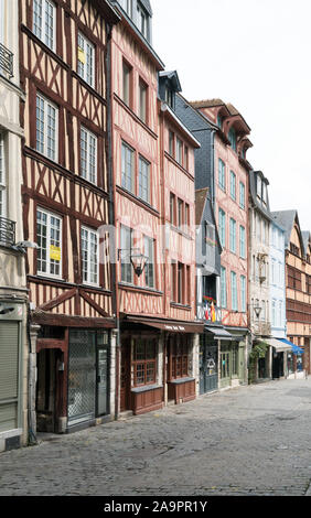 Rouen, Seine-Maritime / Francia - 12 agosto 2019: lo storico centro della città di Rouen in Normandia con il suo famoso half-case con travi di legno Foto Stock