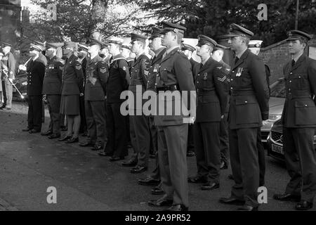 Ricordo domenica commemorazioni presso il St Chad's Chiesa a Shrewsbury. RAF, della marina militare e il personale dell'esercito visualizzati qui presenti. Foto Stock