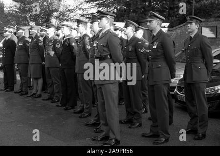 Ricordo domenica commemorazioni presso il St Chad's Chiesa a Shrewsbury. RAF, della marina militare e il personale dell'esercito visualizzati qui presenti. Foto Stock