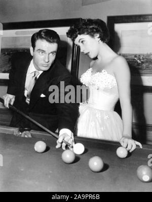 ELIZABETH TAYLOR E MONTGOMERY CLIFT IN UN POSTO AL SOLE (1951), diretto da George Stevens. Credito: Paramount Pictures / Album Foto Stock