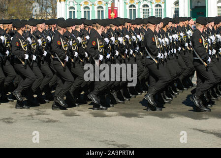 ST. PETERSBURG, Russia - 06 Maggio 2018: Russo marines presso la prova generale della parata militare in onore del giorno della vittoria Foto Stock