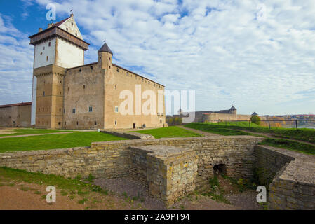 Nel castello di Herman su un ottobre pomeriggio. Narva, Estonia Foto Stock