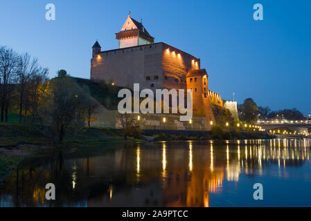 L' antico castello di Herman in ottobre al crepuscolo. Narva, Estonia Foto Stock
