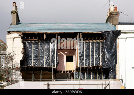 Storm casa danneggiata con un frontale ripiegata che mostra le camere all'interno, Swansea, Wales, Regno Unito, novembre 2019 Foto Stock