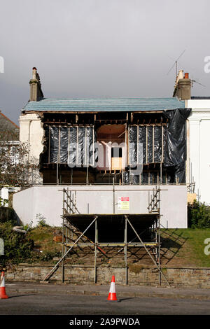 Storm casa danneggiata con un frontale ripiegata che mostra le camere all'interno, Swansea, Wales, Regno Unito, novembre 2019 Foto Stock