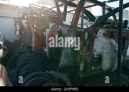 Parti di ricambio per automobili e pneumatici su junkyard, nessuno Foto Stock