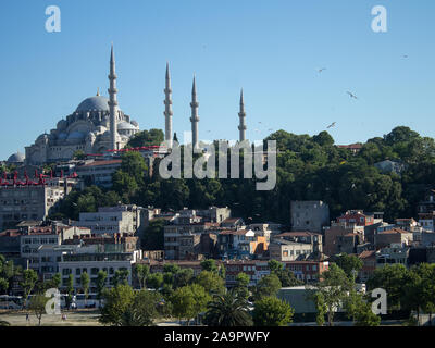 Solimano, Istanbul, Turchia Giugno 27th, 2019: Storica Moschea Suleymaniye e molto deteriorata quartiere Suleymaniye in una giornata di sole. Foto Stock