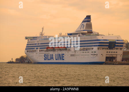 HELSINKI, Finlandia - 08 Marzo 2019: Sea cruise ferry 'Silja Symphony' nel porto di Helsinki nel marzo del tramonto Foto Stock