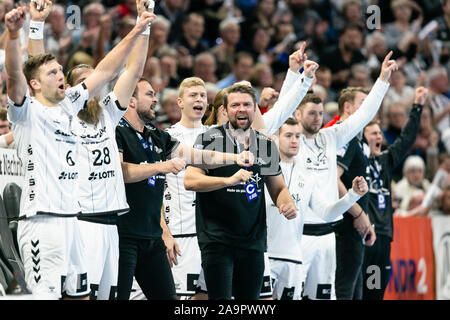 Kiel, Germania. 17 Nov, 2019. Pallamano: Bundesliga, THW Kiel - TSV Hannover-Burgdorf, XIII Giornata. I giocatori del THW Kiel allegria. Credito: Frank Molter/dpa/Alamy Live News Foto Stock