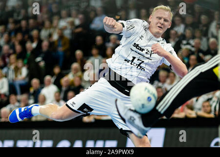 Kiel, Germania. 17 Nov, 2019. Pallamano: Bundesliga, THW Kiel - TSV Hannover-Burgdorf, XIII Giornata. Kiel Patrick Wiencek getta all'obiettivo. Credito: Frank Molter/dpa/Alamy Live News Foto Stock