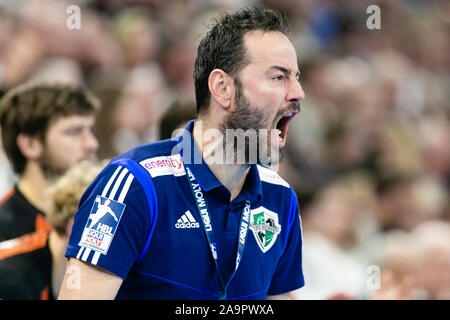 Kiel, Germania. 17 Nov, 2019. Pallamano: Bundesliga, THW Kiel - TSV Hannover-Burgdorf, XIII Giornata. Hannover è co-trainer Iker Romero reagisce deluso. Credito: Frank Molter/dpa/Alamy Live News Foto Stock