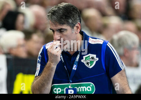 Kiel, Germania. 17 Nov, 2019. Pallamano: Bundesliga, THW Kiel - TSV Hannover-Burgdorf, XIII Giornata. Hannover coach Antonio Carlos Ortega reagisce deluso. Credito: Frank Molter/dpa/Alamy Live News Foto Stock