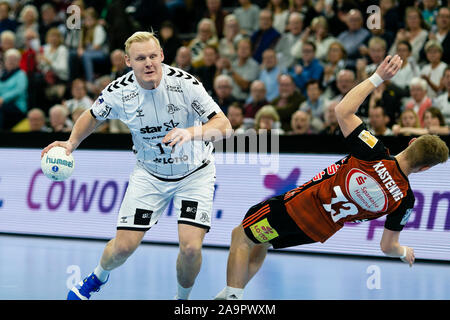 Kiel, Germania. 17 Nov, 2019. Pallamano: Bundesliga, THW Kiel - TSV Hannover-Burgdorf, XIII Giornata. Patrick Kiels Wiencek (l) e Hannover Timo Kastening lotta per la palla. Credito: Frank Molter/dpa/Alamy Live News Foto Stock