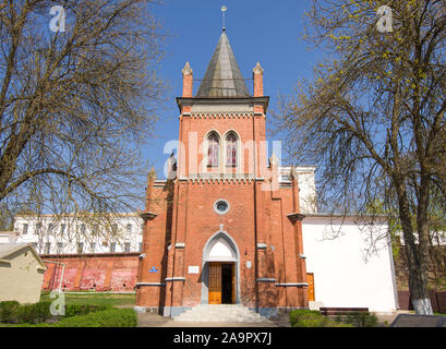 POLOTSK, Bielorussia - 27 Aprile 2019: l'antica luterana edificio kirch (attualmente un museo di storia locale) è soleggiato aprile pomeriggio Foto Stock