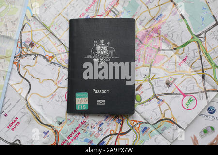 Passaporto australiano su mappe di viaggio. Foto Stock