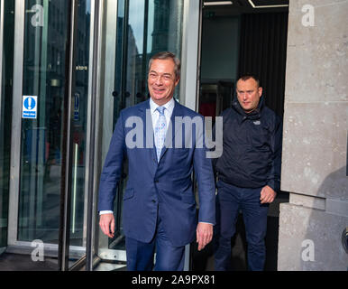 Londra, Regno Unito. 17 Nov, 2019. Brexit leader del partito, Nigel Farage, alla BBC Studios. Credito: Tommy Londra/Alamy Live News Foto Stock