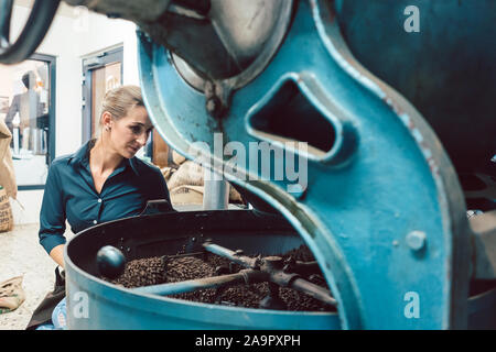 Donna di funzionamento di torrefazione del caffè Foto Stock