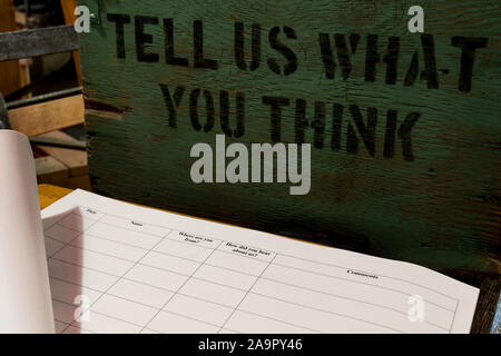 Guest book ufficiale con la vecchia scatola di suggerimenti. Dicci cosa ne pensi. Foto Stock