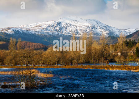 Fiume Teith a Callander, Scozia con montagne innevate Foto Stock