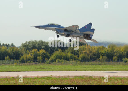 ZHUKOVSKY, Russia - 30 agosto 2019: russo MiG-35 luce fighter in decollo. Frammento della air show MAKS-2019 Foto Stock