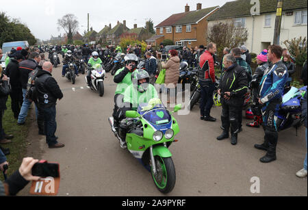 Un convoglio di moto rende il modo attraverso il villaggio di Charlton dopo aver seguito Harry Dunn's Last ride come un omaggio al figlio adolescente morto quando il suo moto è stato coinvolto in una collisione frontale nei pressi di RAF Croughton, nel Northamptonshire in agosto. Foto Stock