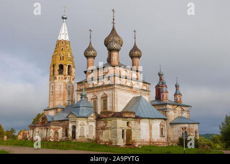 La Chiesa antica Giovanni Battista del Parskoe su un nuvoloso giorno di settembre. Parskoe, nella regione di Ivanovo. La Russia Foto Stock