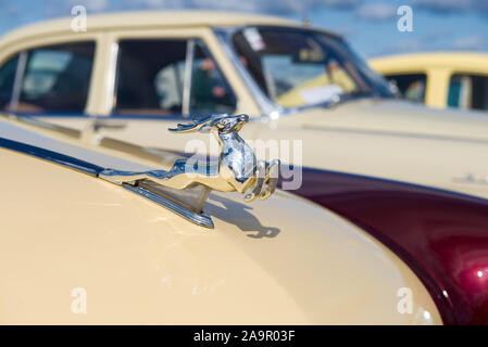 Kronshtadt, Russia - 14 settembre 2019: Jumping deer - mascotte sul cofano del Soviet auto retrò GAZ-21 'Volga'. Festival dei trasporti retrò "Fortun Foto Stock